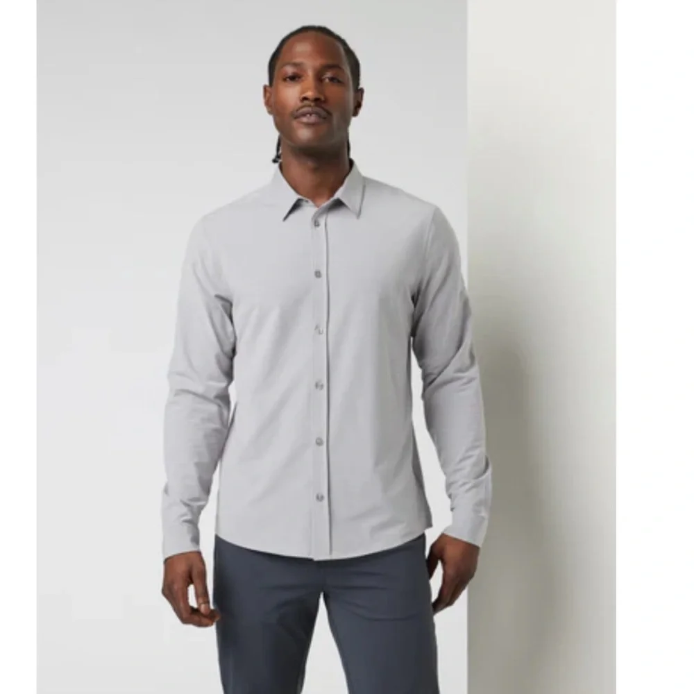 Vuori Men's Small Long Sleeve Bridge Button Down Fog Grey NWT Stretch Woven